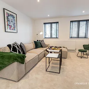 The Hideaway By Grandeur Apartment