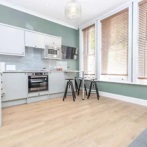 Verulum - By Coastline Retreats - Beautifully Designed Luxury Town Centre - 5 Minute Walk To The - Parking Included Apartment
